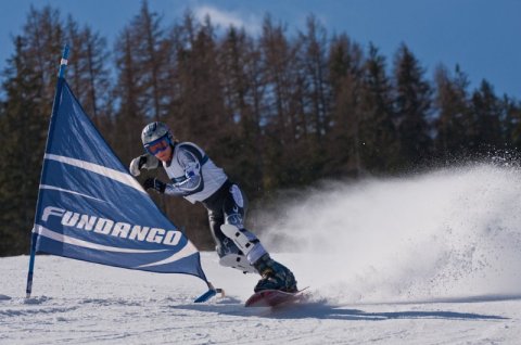 A fot�t hason fekve k�sz�tett�k, a p�lya helyett az erd� szerepel a snowboardos m�g�tt a h�tt�rben, �gy jobban �rv�nyes�l a kanyar k�zben fr�ccsen� h�. A blend�t nyitva haszn�lva a h�tt�r elmos�dott, �gy m�g jobban elk�l�n�l a versenyz� a k�rnyezet�t�l.