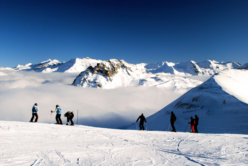 Felh�k gy�lekeznek a v�lgyben Tignes felett