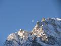 Reggel 08:00 t�jban a lemen� Hold Val Claret v�rosr�szb�l f�nyk�pezve
