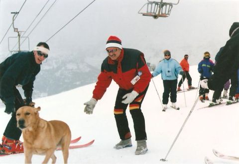 Az egyik hegyimentő kutyával a Páreng felső kétüléses síliftjénél a nyolcvanas évek közepén.