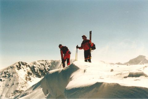 Hegyimentő barátaimmal útban a Kis Paring csúcsra (2074 m) valahol kétezer méter felett szemlézünk egy szél által felhordott hóhidat.