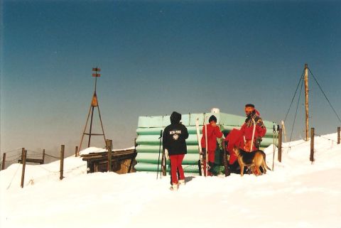 A Kis-Páring csúcs alatti 2065 m. magasan lévő védkunyhó- és rádióállomásnál hegyimenttő barátaimmal és a hegyimentésre kiképzett kutyával.