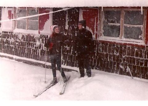 Hugom és sógorom (akkor még mindketten függetlenként) kemény hófúvásban a 2034 m magasan fekvő régi, még a magyar határvadászok által épített, azóta már leégett, a gleccsertó kis szigetén álló Bilea- (vagy újabban Bálea-) menedékháznál a hatvanas években.
