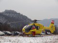 Ment�helikopter a p�ly�n (a s�r�lt j�l van, v�g�l kocsival vitt�k el)