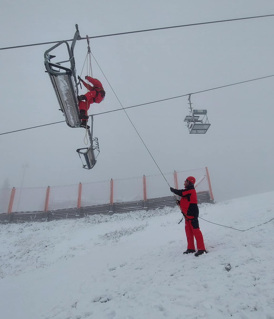November 5-én már havazott Hochkaron, amikor a hegyimentők gyakoroltak (Kép: Bergrettung Göstling)
