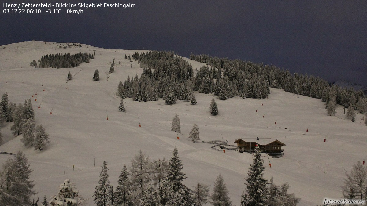 A Lienz feletti Zettersfeld (Kelet-Tirol) már fehér ruhában  - Fotó: foto-webcam.eu