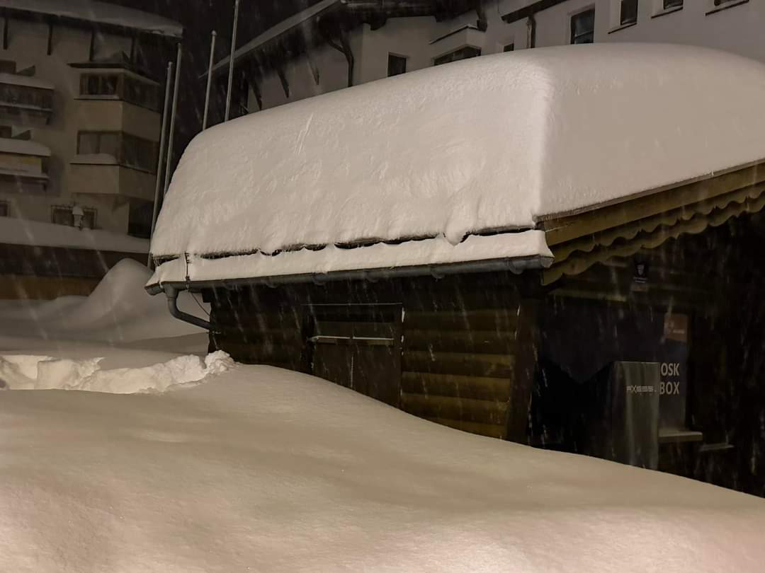 Hatalmas hómennyiségek péntek este az Arlberg régióban - Fotó: Schneetoni