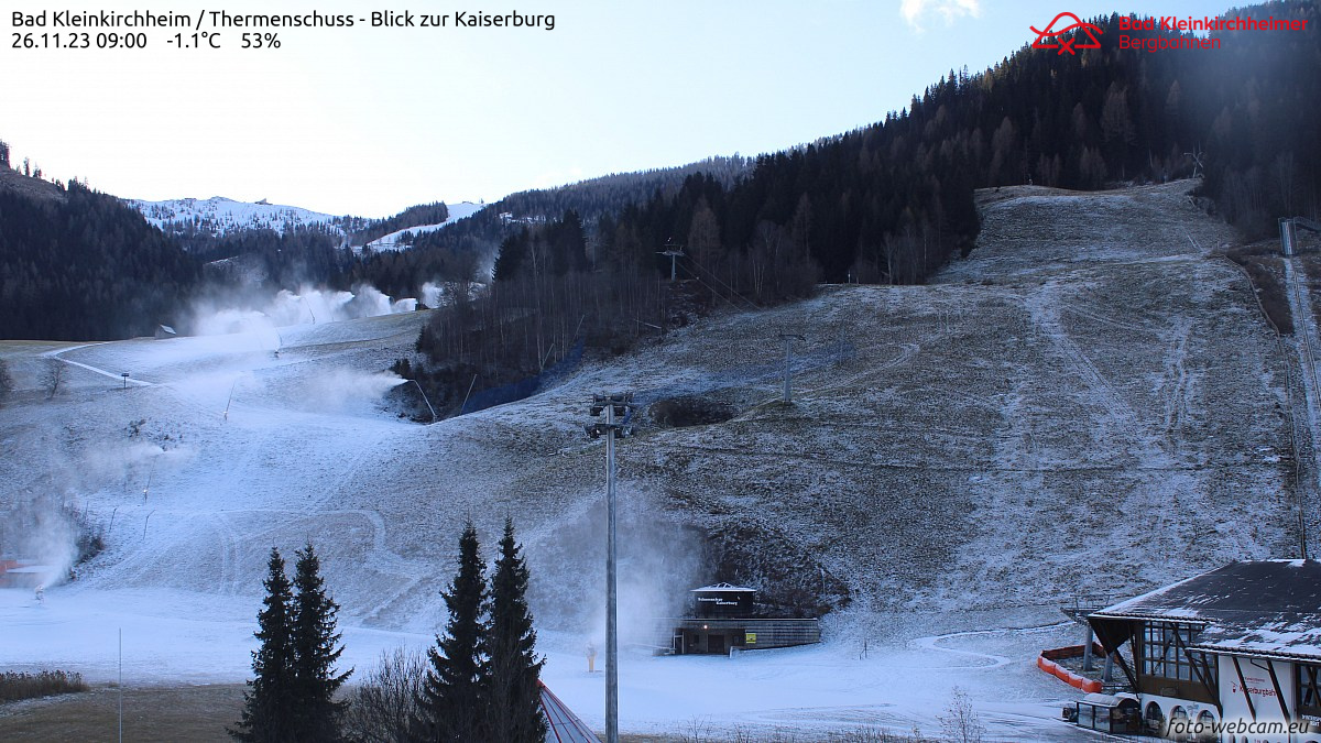 Nagy a kontraszt az északi és déli országrészek közt, a délebbi karintiai síterepek teljesen kimaradtak a havazásból, igaz hóágyúzni itt is tudnak. Bad Kleinkirchheim 1100 méteren - Fotó: foto-webcam.eu