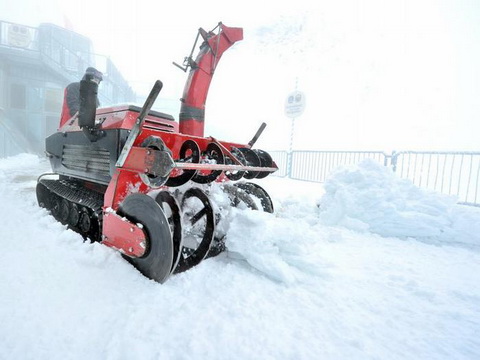 Géppel kell eltakarítani a havat Németország tetején júniusban Géppel kell eltakarítani a havat Németország tetején júniusban