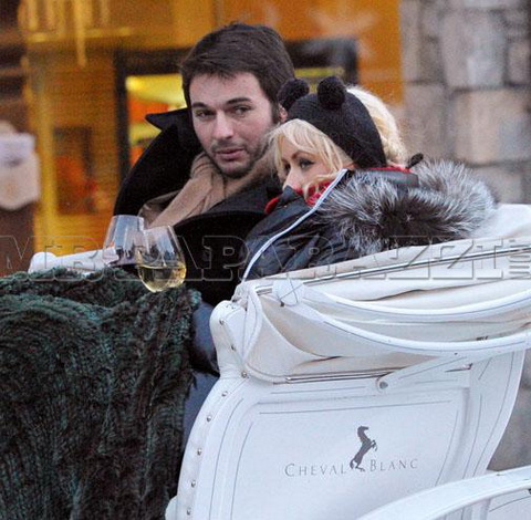 Christina Aguilera és új barátja pezsgős lovasszánozása a Három-völgyben (mrpaparazzi.com) Christina Aguilera és új barátja pezsgős lovasszánozása a Három-völgyben (mrpaparazzi.com)