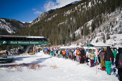 Szezonnyitás előtti sor Arapahoe Basin ülőliftje előtt Szezonnyitás előtti sor Arapahoe Basin ülőliftje előtt