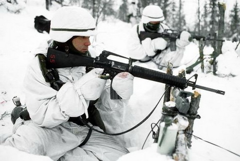 Az amerikai hadsereg gyakorlat közben, az oroszok bukósisakot nem kértek ... (Kép: Federation of American Scientists) Az amerikai hadsereg gyakorlat közben, az oroszok bukósisakot nem kértek ... (Kép: Federation of American Scientists)