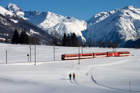 A sífutópályákról ismert Obergoms völgyet átszelő vasútvonalon halad a híres Matterhorn Gotthard Bahn, a világ leglassabb expresszvonata, amely Zermattba viszi a turistákat. A sífutópályákról ismert Obergoms völgyet átszelő vasútvonalon halad a híres Matterhorn Gotthard Bahn, a világ leglassabb expresszvonata, amely Zermattba viszi a turistákat.