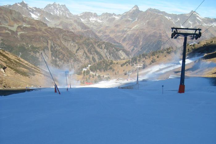 Ischgl csütörtökön, hó csak a pályákon található Ischgl csütörtökön, hó csak a pályákon található