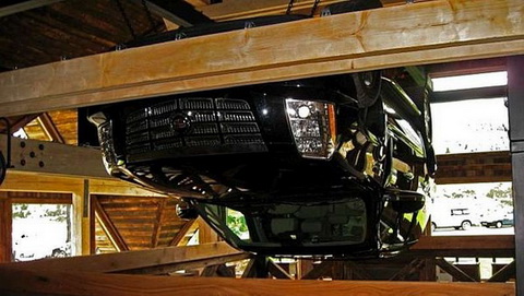 A vend�gek feje felett l�g a Cadillac