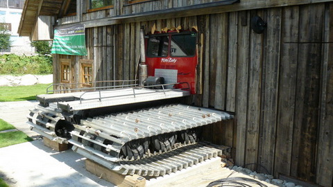 Ratrak a vendéglő falában Ratrak a vendéglő falában