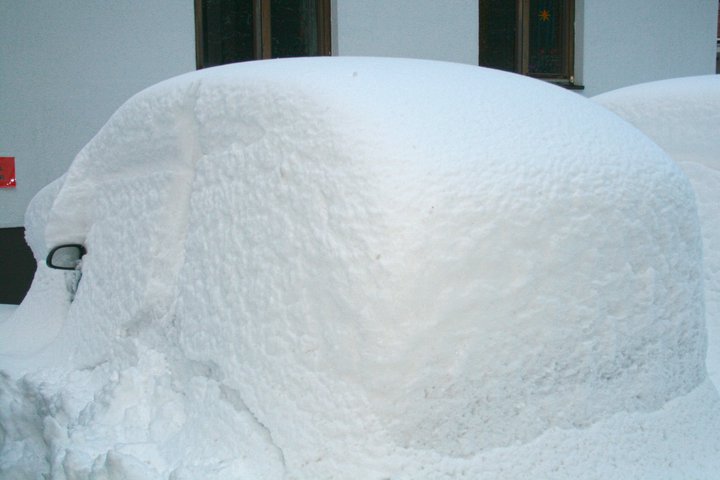Behavazott autó Saalbach-ban ma reggel Behavazott autó Saalbach-ban ma reggel