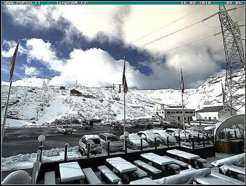 Az olasz Stelvio gleccser parkolója hétfő reggel Az olasz Stelvio gleccser parkolója hétfő reggel