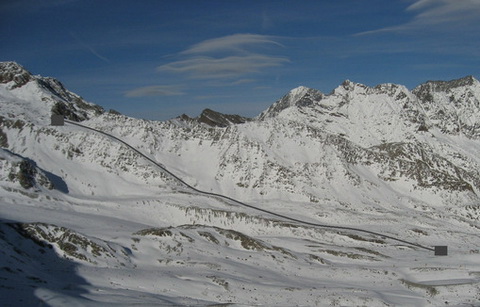 Az új lift (Daunjoch) nyomvonala berajzolva a hegyoldal fényképébe Az új lift (Daunjoch) nyomvonala berajzolva a hegyoldal fényképébe