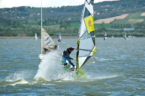 Ifj. Tóth Etre (Fanatic Skate 99 – North Sails Idol 5.9) – Air Jibe Ifj. Tóth Etre (Fanatic Skate 99 – North Sails Idol 5.9) – Air Jibe