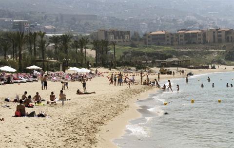 Péntek délután: Jbeil strandja (Kép: The Daily Star) Péntek délután: Jbeil strandja (Kép: The Daily Star)