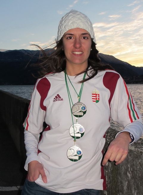 Melinda az ezüstérmeivel Melinda az ezüstérmeivel