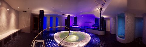 Kékre komponált jakuzzi terem a Hotel Bladenben Kékre komponált jakuzzi terem a Hotel Bladenben