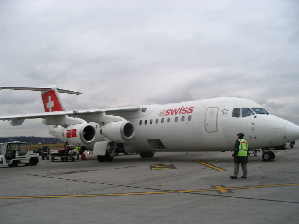 A Swiss International Air Lines gépe - leszállás a bázeli EuroAirporton