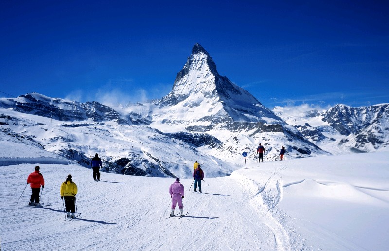 Síelés Zermattban, háttérben a Matterhorn
