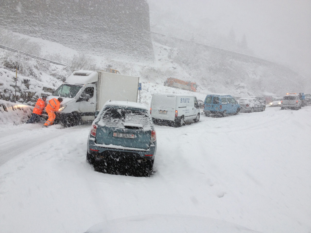 A tegnapi havazás képei (kb. 40 darab). Káosz az utakon, Andermatt (CH)