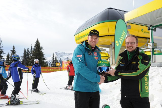 Az egykori sztár, Klaus Kröll, átveszi Ski amádés bukósisakját