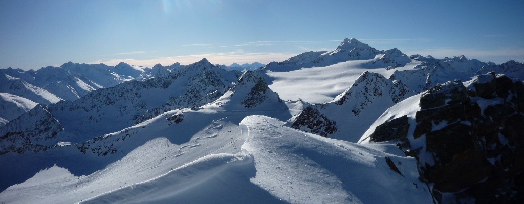 Kilátás a Schwarze Schneid kilátójától (3340 m) kissé feljebb a Tiefenbach-gleccser és a Wildspitze csúcsa (3772 m) felé