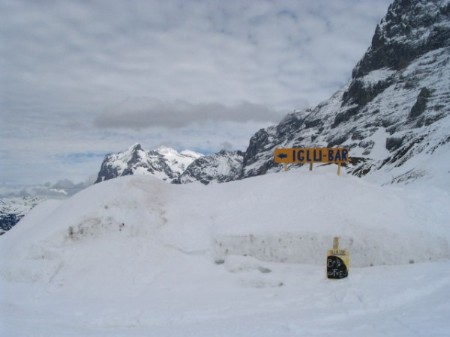 Iglu b�r 2000 m-en a Jungfrau r�gi�ban