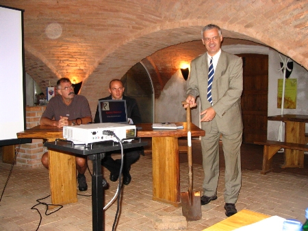 Makra J�zsef  bejelenti a jelk�pes alapk�-let�telt a sajt�t�j�koztat�n