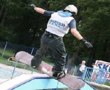 Slideol�s a medence felett