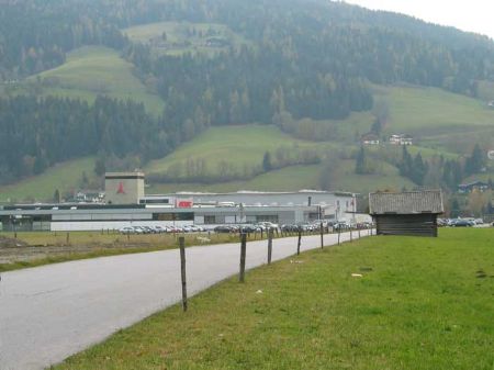 Az Atomic gyár Altenmarktban Az Atomic gyár Altenmarktban