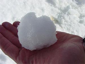 Mesterségesen előállított hóból gyúrt hógolyó Mesterségesen előállított hóból gyúrt hógolyó