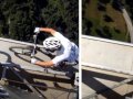 �r�lt biciklis tr�kk�k egy mozg� s�lift tetej�n