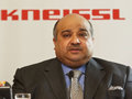 Cs�dbe cs�szik a Kneissl?