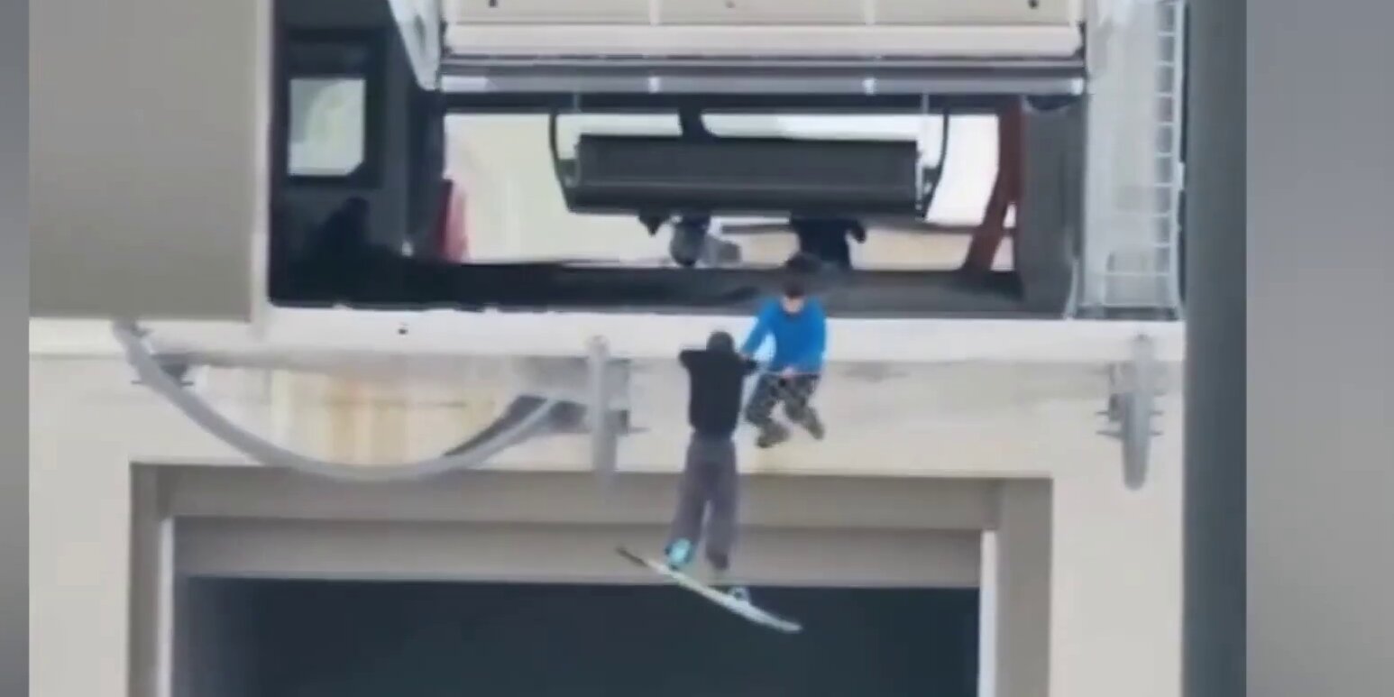 A védőhálóba kapaszkodik a snowboardos | Kép a lenti videóból