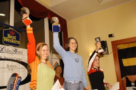 A fotón az ifi lány kategória győztesei A fotón az ifi lány kategória győztesei